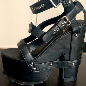 Dollskill chunky platform sandal heels
